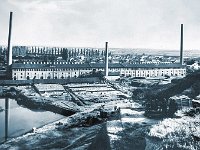 Ciglana Črnomerec. panorama  U vrijeme brzog širenja Zagreba, krajem 19. stoljeća i početkom 20. stoljeća, bila velika potražnja za građevinskim materijalom, posebice ciglom, njezina je proizvodnja bila vrlo važna gospodarska grana. Mogućnosti transporta su tada bile ograničene, tako da su ciglane izgrađene svugdje gdje je bilo potrebe za njima. U zapadnom dijelu grada jedna od ciglana je bila na mjestu današnjeg nebodera u Selskoj 34, otud i ime kvartu, Ciglenica. Druga na mjestu sadašnjeg srednjoškolskog igrališta, potom jedna uz Slovensku ulicu, a pred kraj 19. stoljeća je počela s radom i ciglana na Črnomercu, čiji je vlasnik bio Adolf Müller.